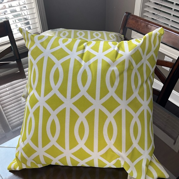 NEVER BEEN USED SET OF 2 OUTDOOR/INDOOR LIME GREEN THROW PILLOWS 20 X20 - Picture 6 of 7